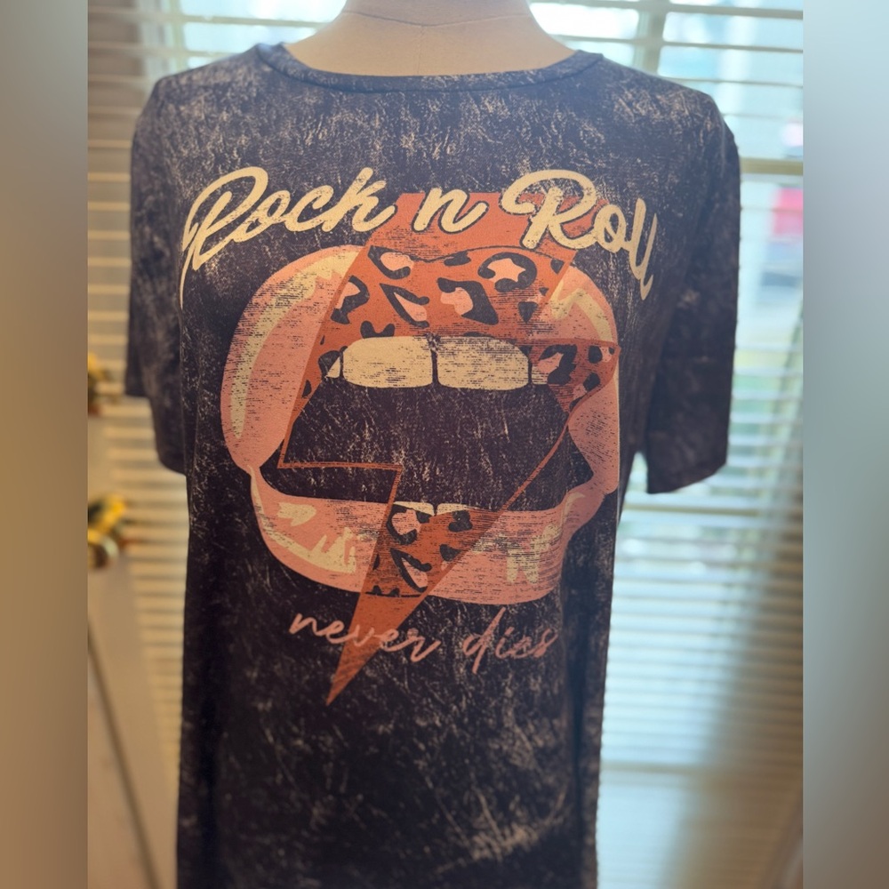 Black and pink graphic tee with a grunge vibe Size Large #rockroll